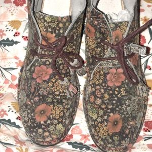 Super soft leather hush puppies